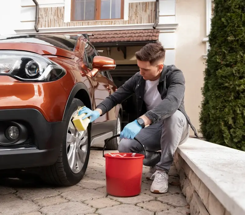 Lavage auto à domicile Merry-la-Vallée : professionnel intervenant sur un véhicule